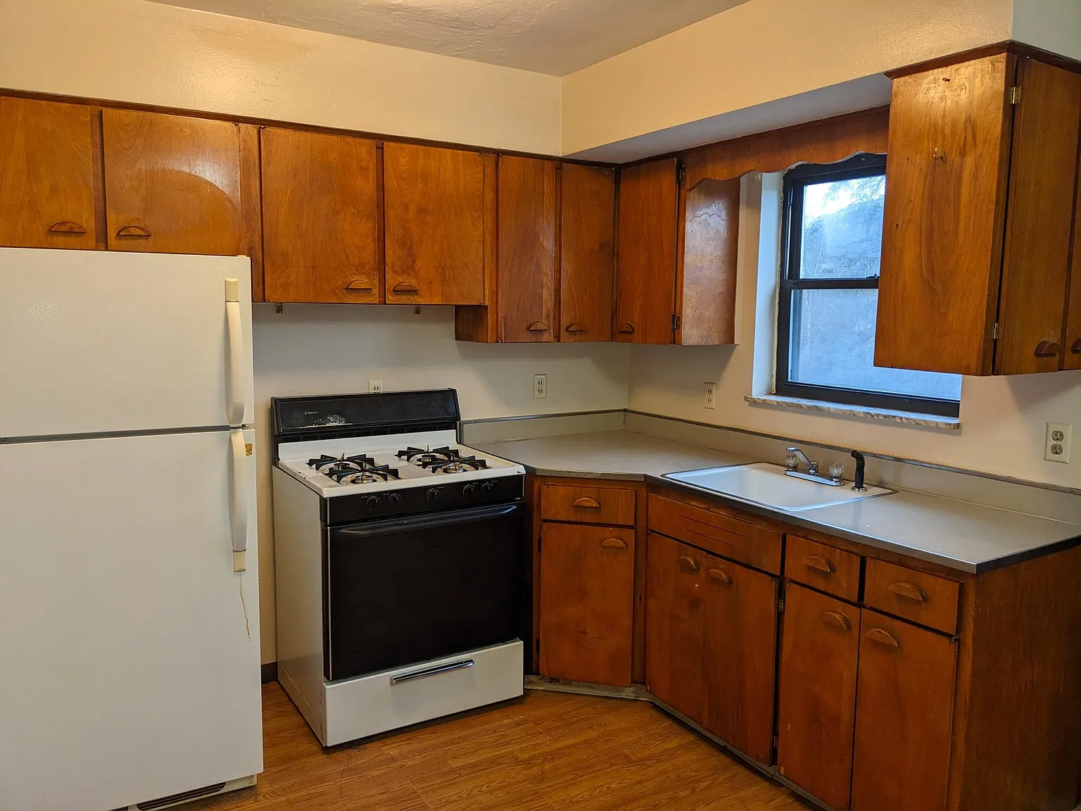 3 bed, $995 — Photo 2