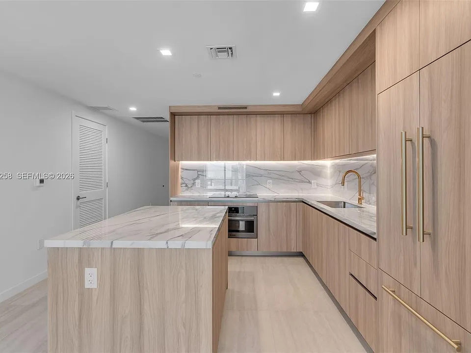77 SE 5th St #Penthouse 03