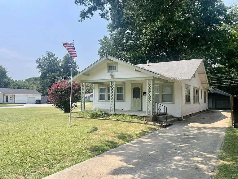 720 S Hickory St — Photo 2