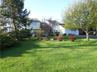 7 Hidden Mdw, Penfield, NY 14526