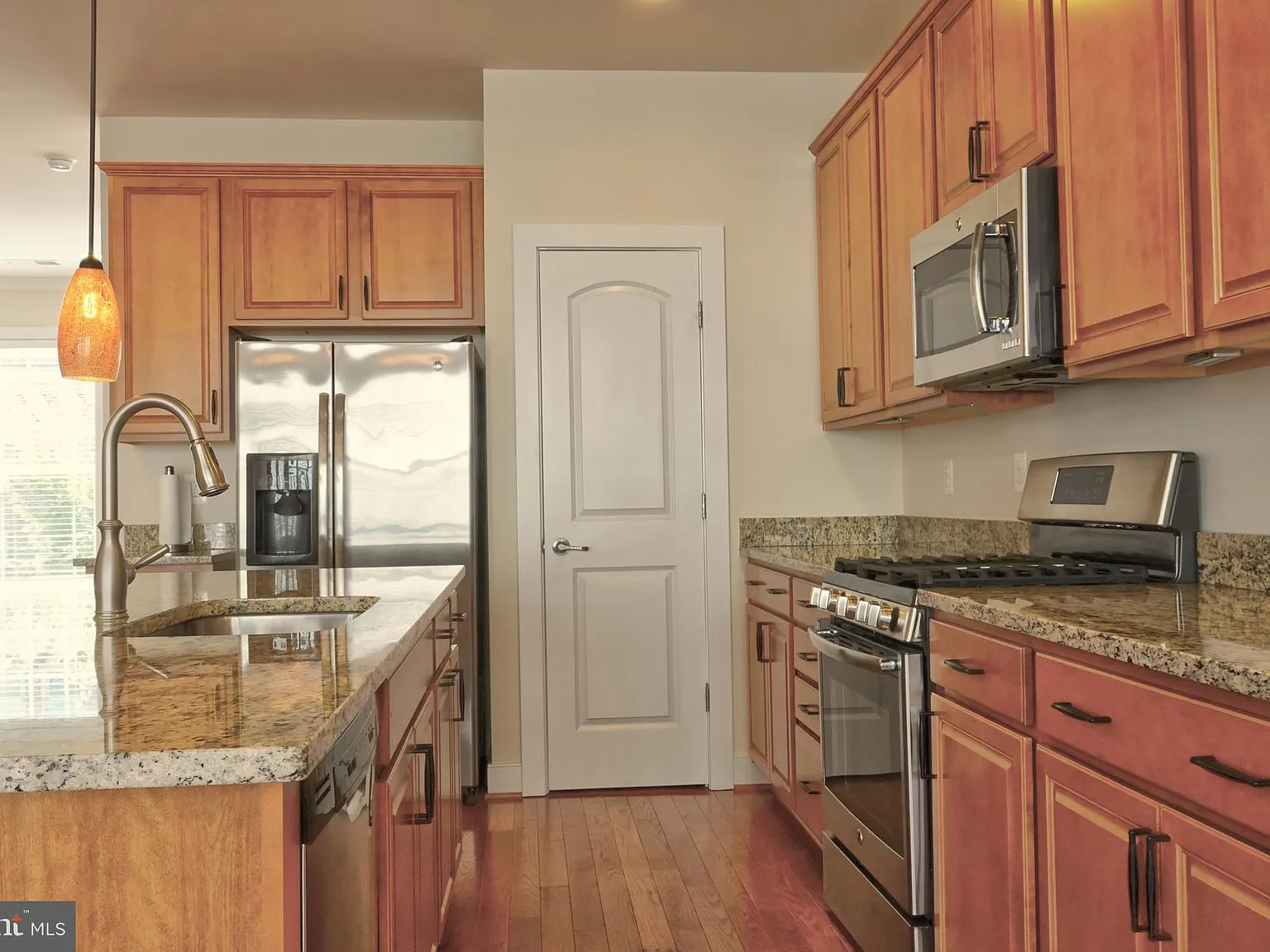 4 bed, 4.5 bath, 2040 sqft, $4,300 — Photo 4