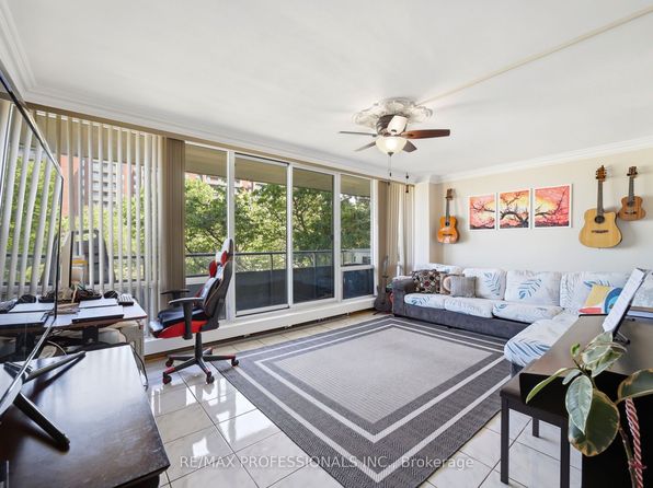 19 Four Winds Dr #204, Toronto, ON M3J 2S9