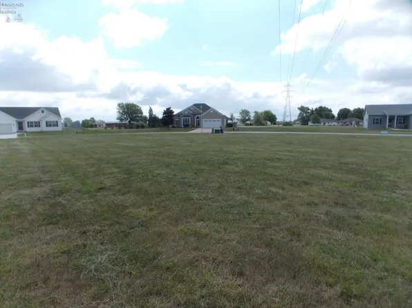 421 Plantation Ln, Oak Harbor, OH 43449