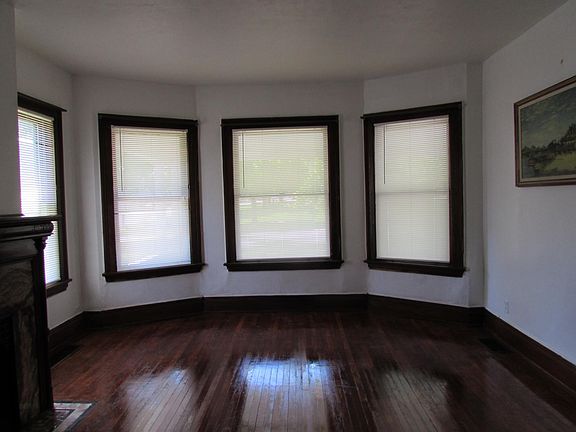 2nd image of 3081 Main St