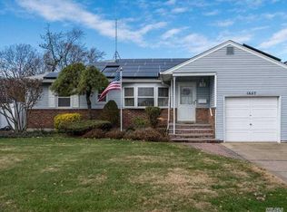1657 Carla Ln, East Meadow, NY 11554