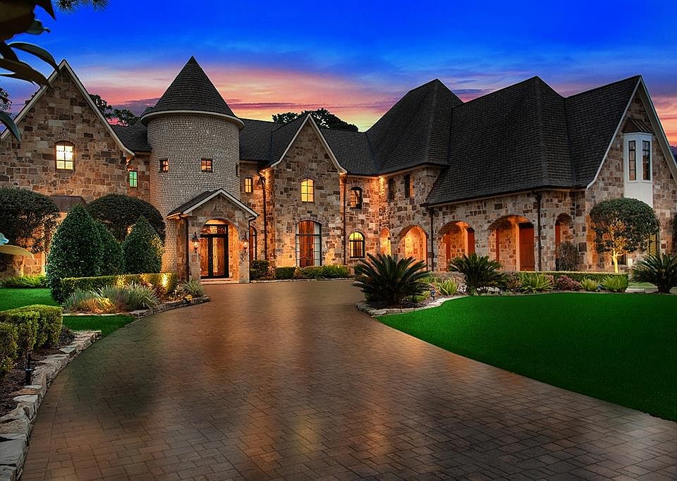 Twenty-Two Philbrook is fondly known as Windsor's Castle and is located in gated Carlton Woods, home to one of the most prominent country clubs in Texas with world-class golf, dining, tennis, spa facilities. Behind the gates, those who cherish the ri