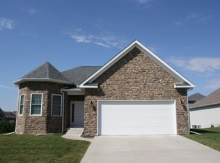 61 Cobblestone Ln, Le Claire, IA