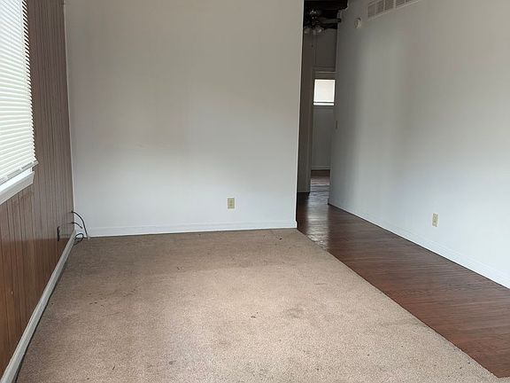 3rd image of 4460 Oakwood Rd APT 3