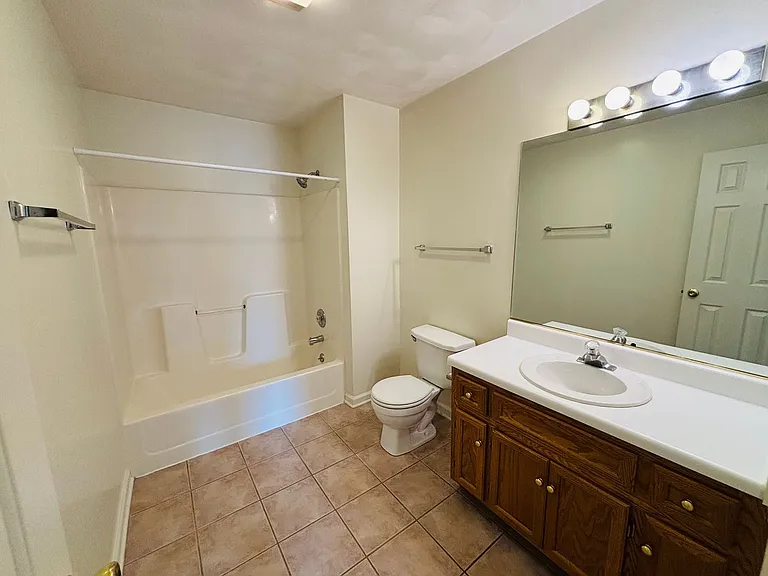 725 E Main St — Photo 6