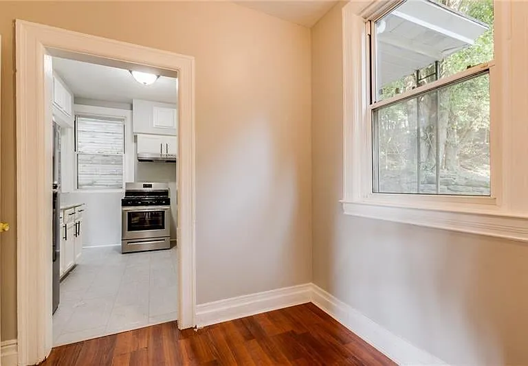211 W Burgess St — Photo 16