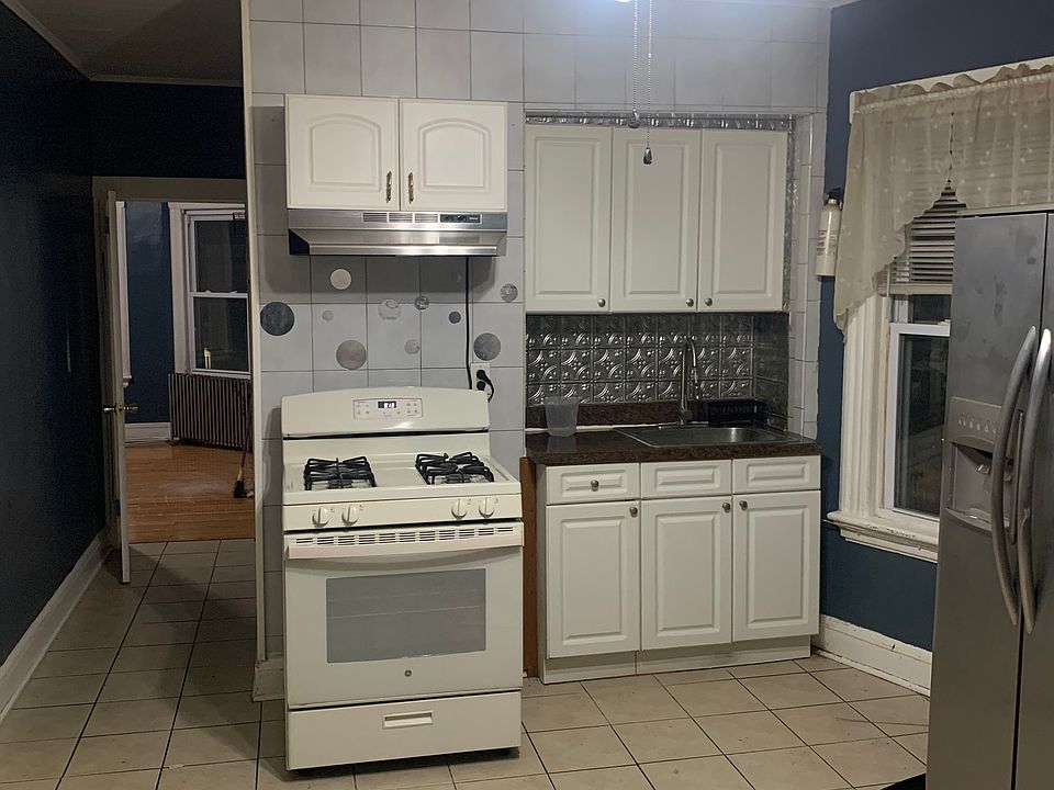 2nd image of 276-278 Jefferson St #2