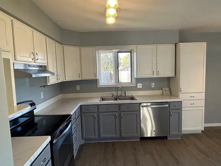 1320 Parkside Dr — Photo 4