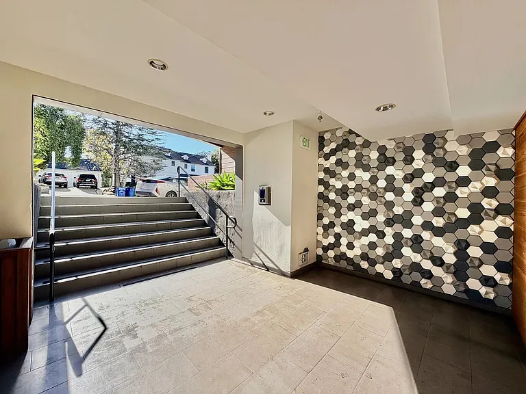 Wilshire Embassy Apartments — Photo 25
