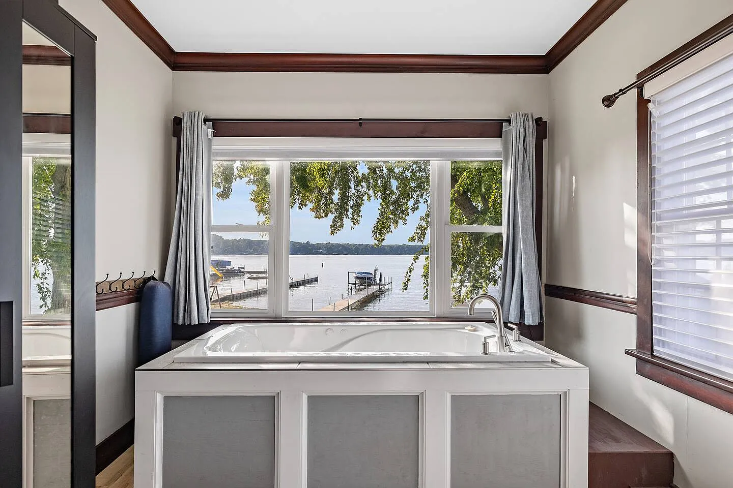 2 bed, $5,850 — Photo 1