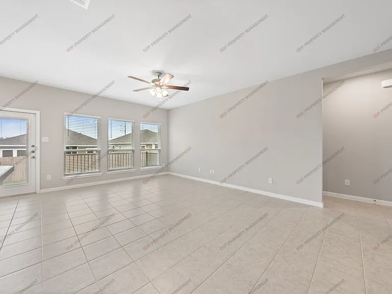 625 Oxford Ln — Photo 12