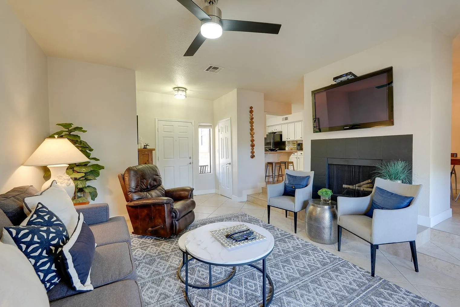3 bed, 2.0 bath, 1194 sqft, $3,128 — Photo 2