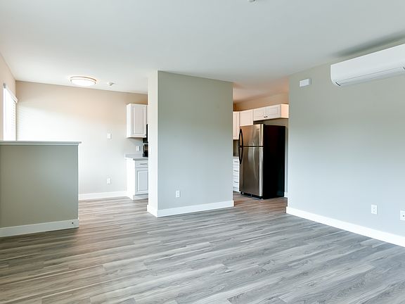 1bed x1bath Living Room / Kitchen Area