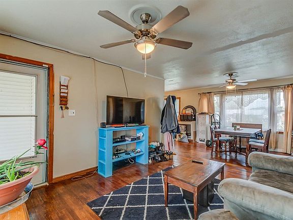 5th image of 1004 W Davis Dr
