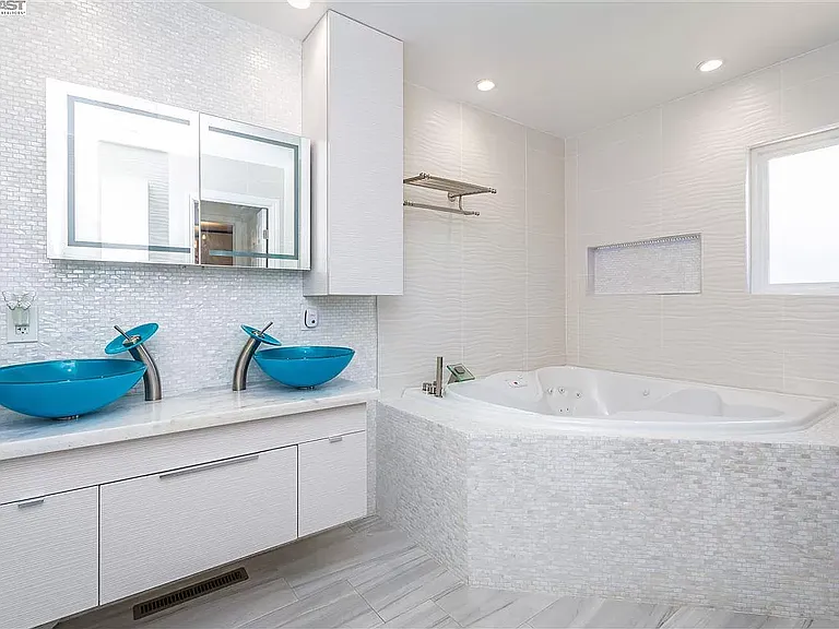 Master Bedroom 1: Bath