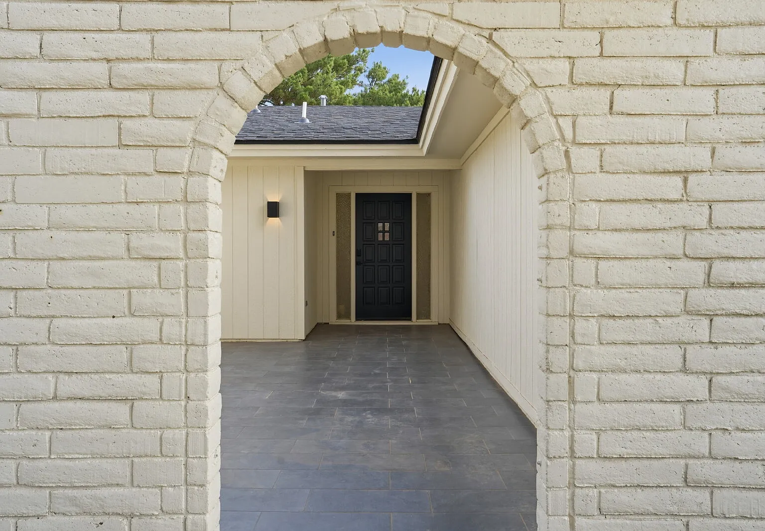4 bed, 2.0 bath, 2460 sqft, $2,900 — Photo 3