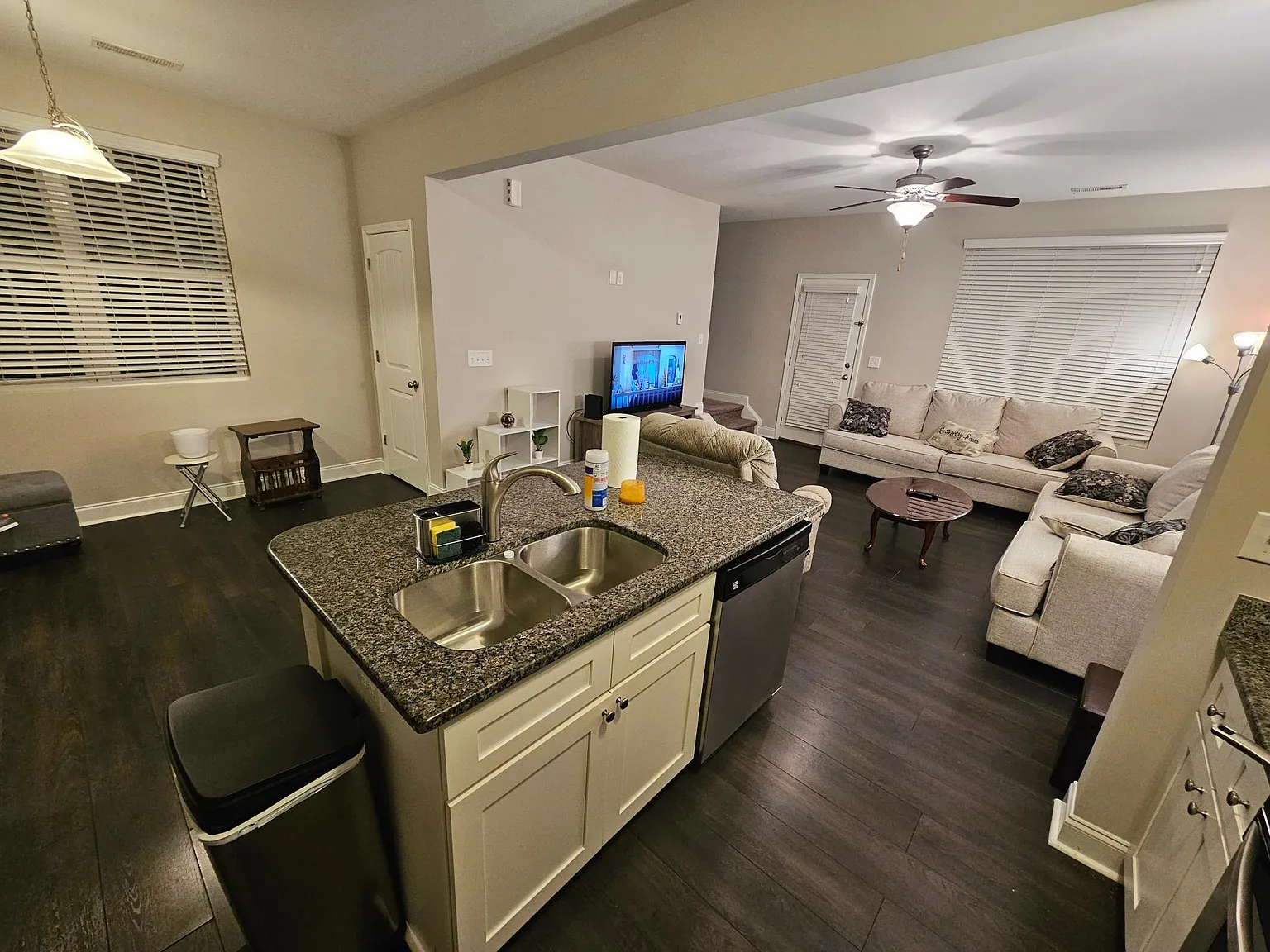 4 bed, 1652 sqft, $1,877 — Photo 3