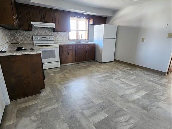3rd image of 190 Divinity St