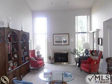 LIVING ROOM.JPG