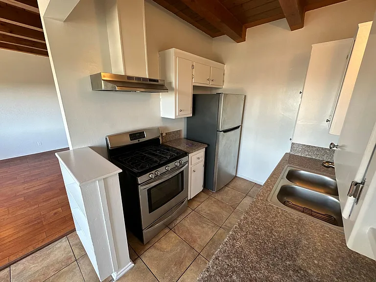 700 Robinson St #6 — Photo 5