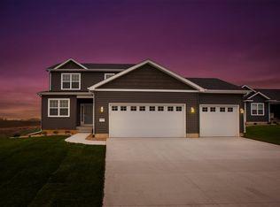 5513 Red Oak Ln, Cedar Falls, IA 50613