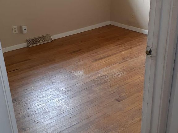 5th image of 5027 Fullerton Dr