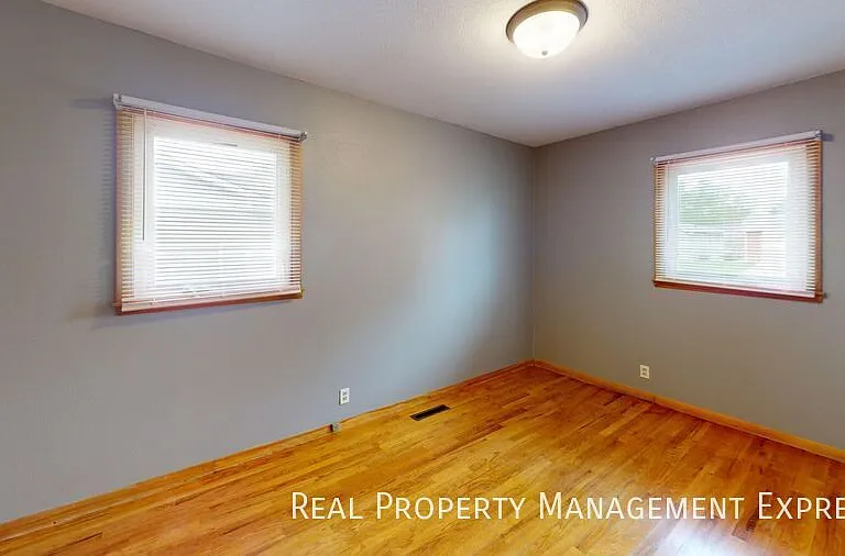 2200 W 39th St — Photo 5