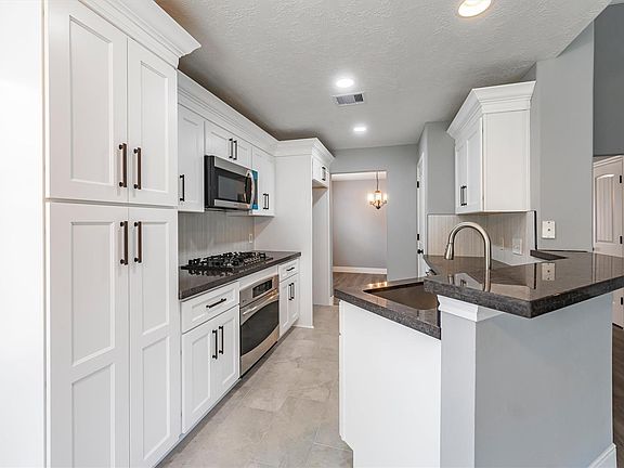 4th image of 3227 Candlepine Dr