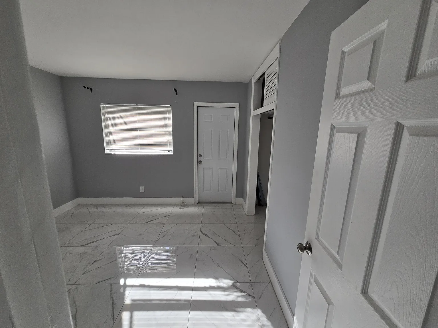 2 bed, 1.0 bath, 2061 sqft, $2,000 — Photo 2