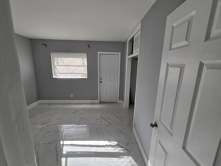 1021 SW 32nd Ct #1-2 — Photo 2