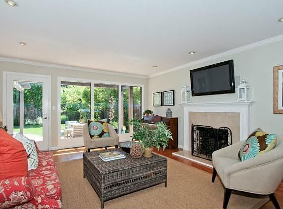 4th image of 215 University Dr