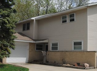 109 Shadywood Ln, Elk Grove Village, IL 60007