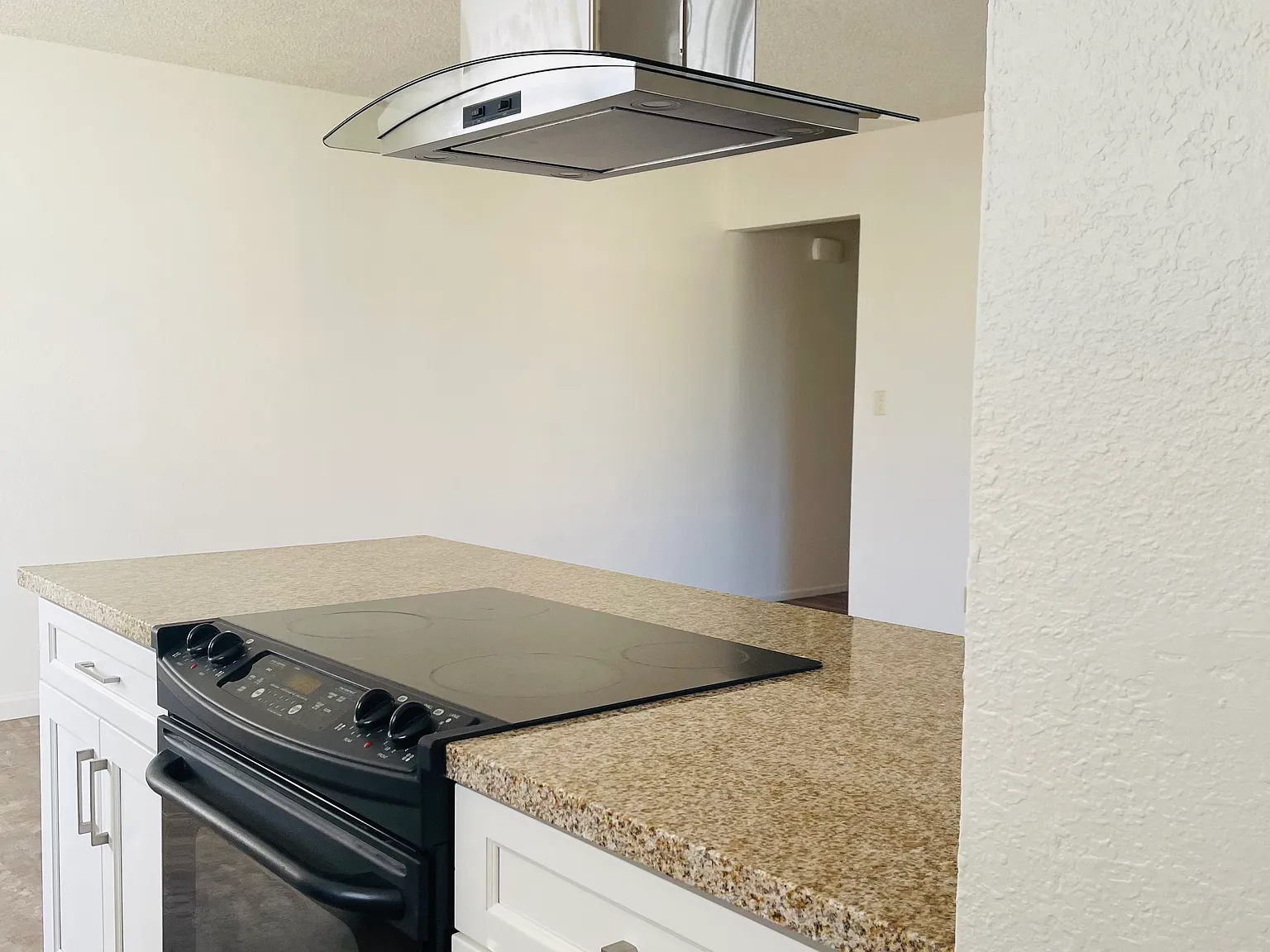 2 bed, 924 sqft, $1,595 — Photo 2