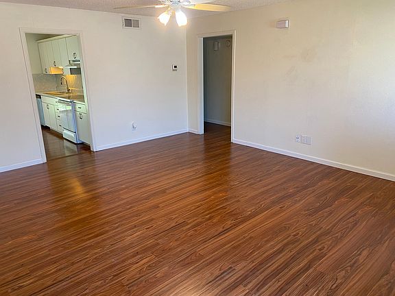 2nd image of 2419 Lakeview Cir