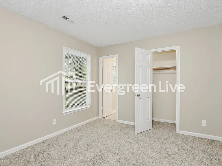1513 Cedrow Dr — Photo 5