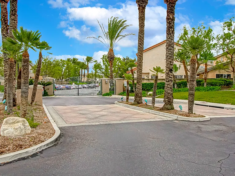 1838 Amberleaf Ln — Photo 1