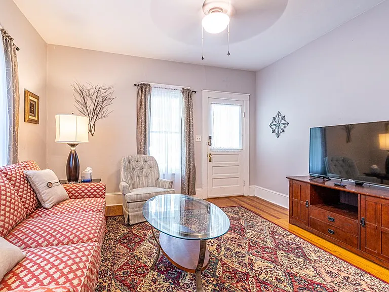 648 Moulton St E — Photo 3