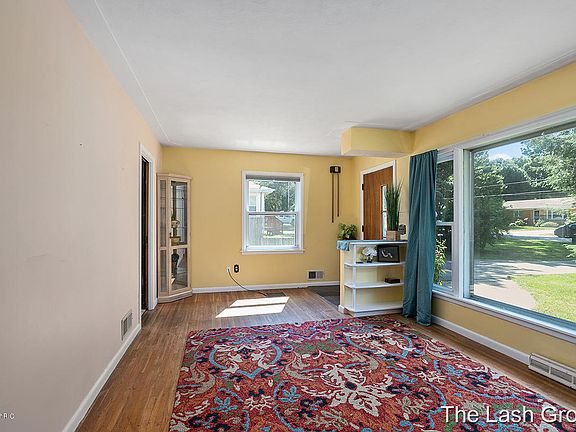 4th image of 2301 Valentine St NE