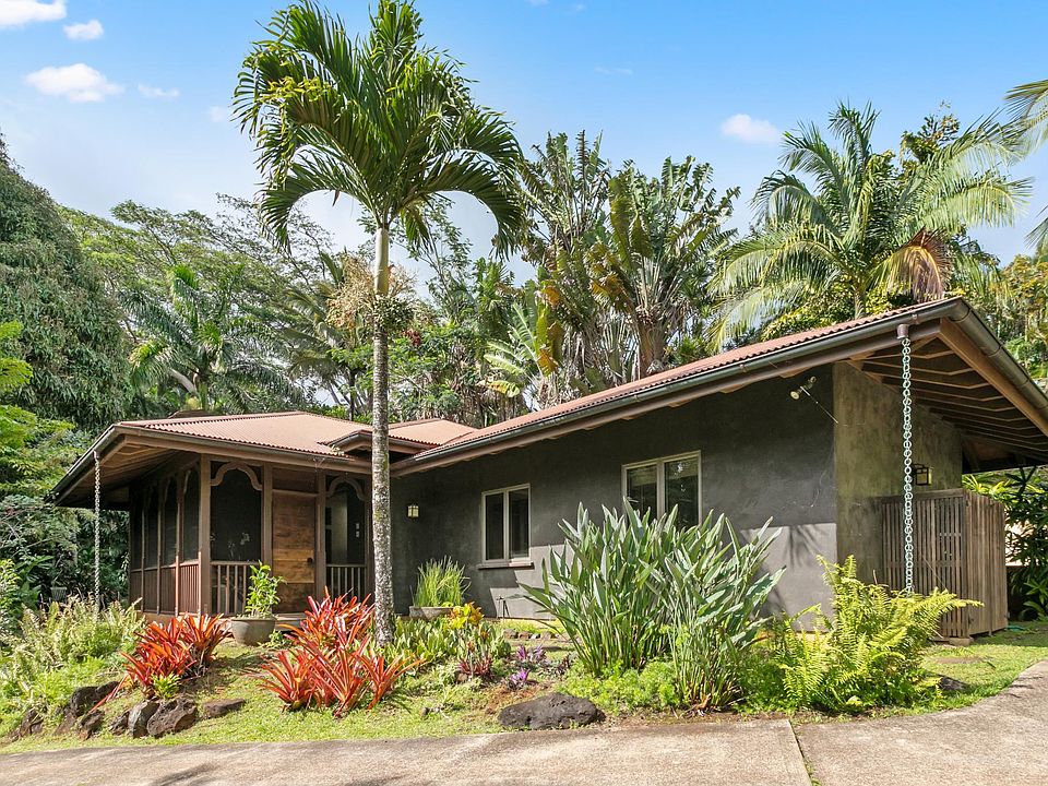 1480 Sq.Ft. 2 B-2B home w/ metal roof and real stucco exterior. Mature
tropical landscaping and no neighbors in sight.