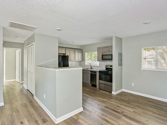 5th image of 6401 N West Park View St