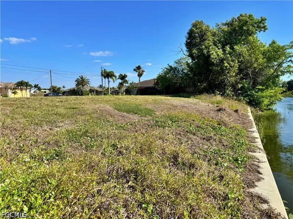 16 SE 8th Pl, Cape Coral, FL 33990