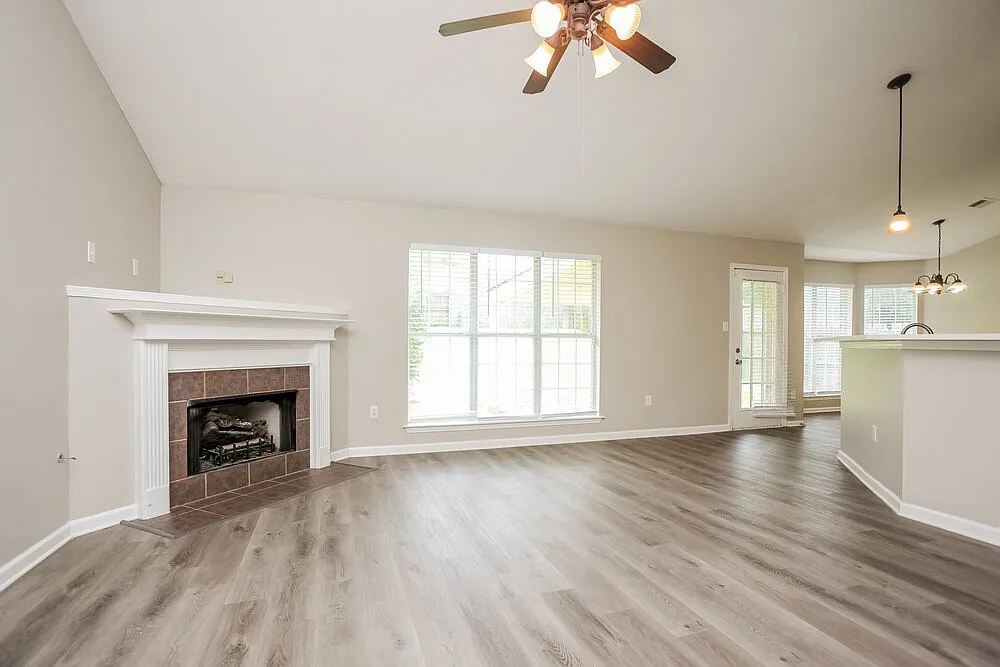 4 bed, 2.0 bath, 1876 sqft, $2,060 — Photo 4