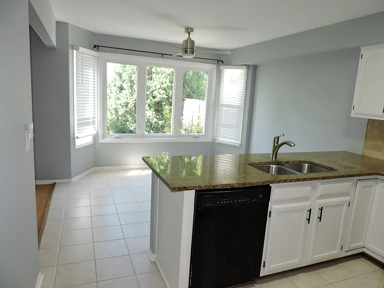 121 Hampton Ave — Photo 6