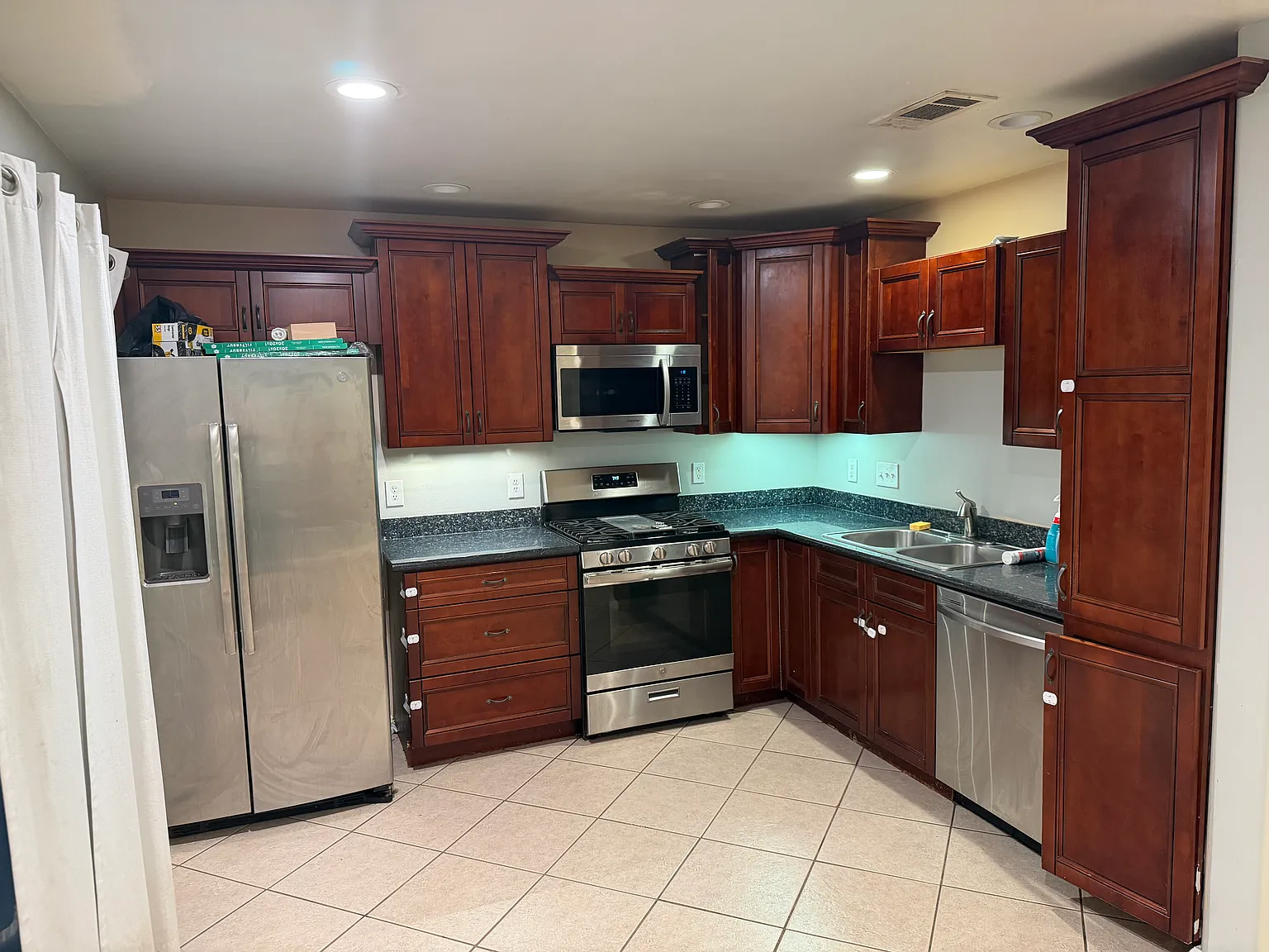 3 bed, 1000 sqft, $2,000 — Photo 3