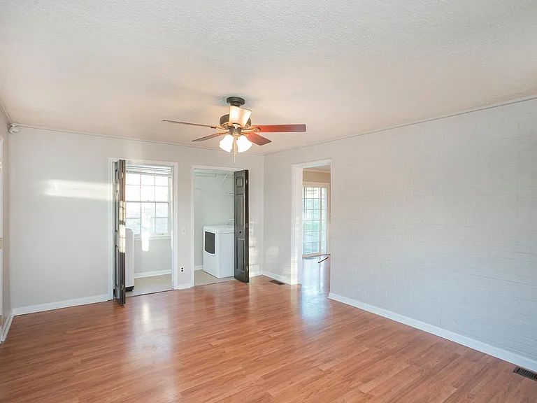 610 Ashley Ct — Photo 9