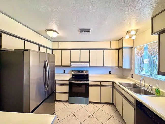 2786 W 22nd St — Photo 4